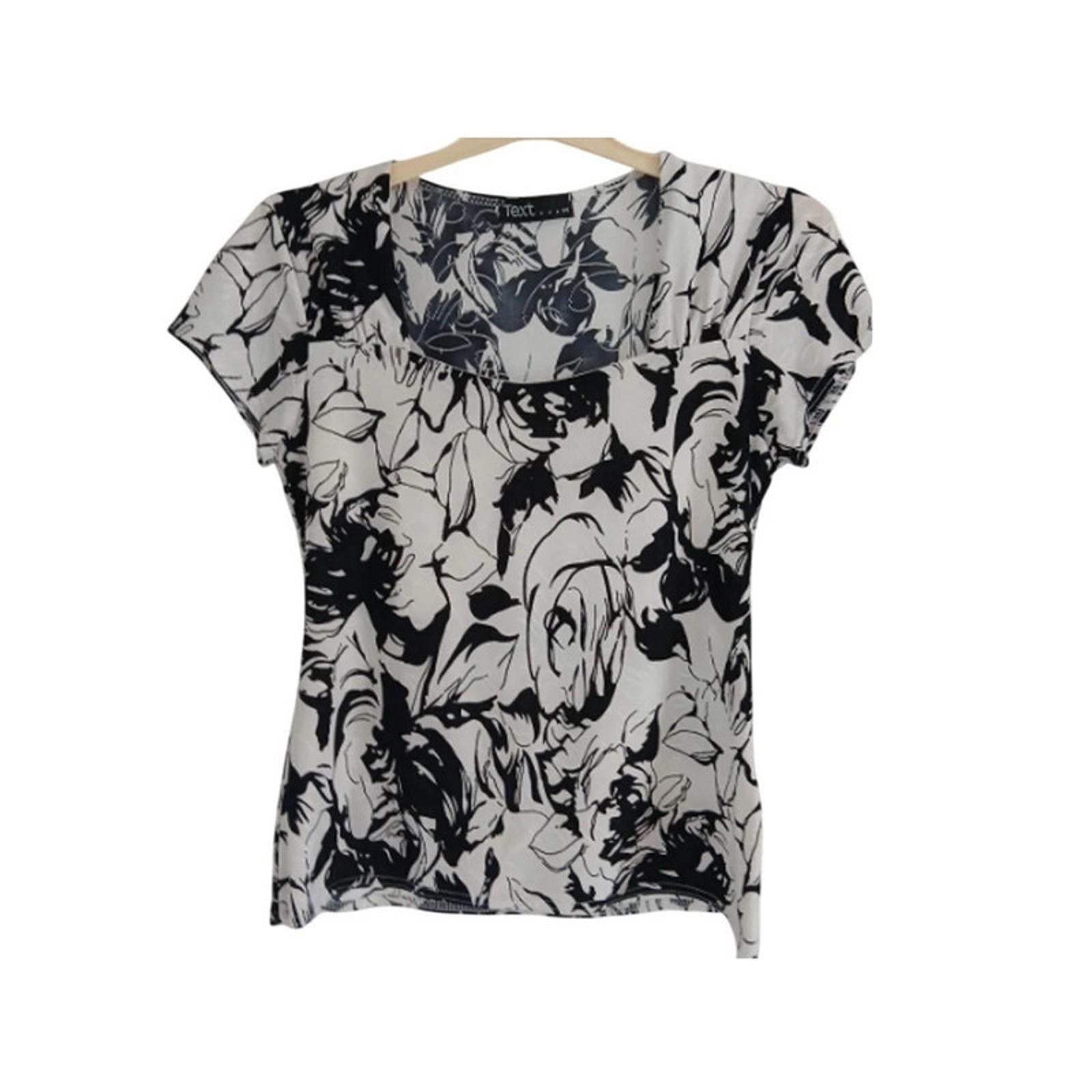 size medium text short sleeve vintage tshirt 2000s y2k black and white