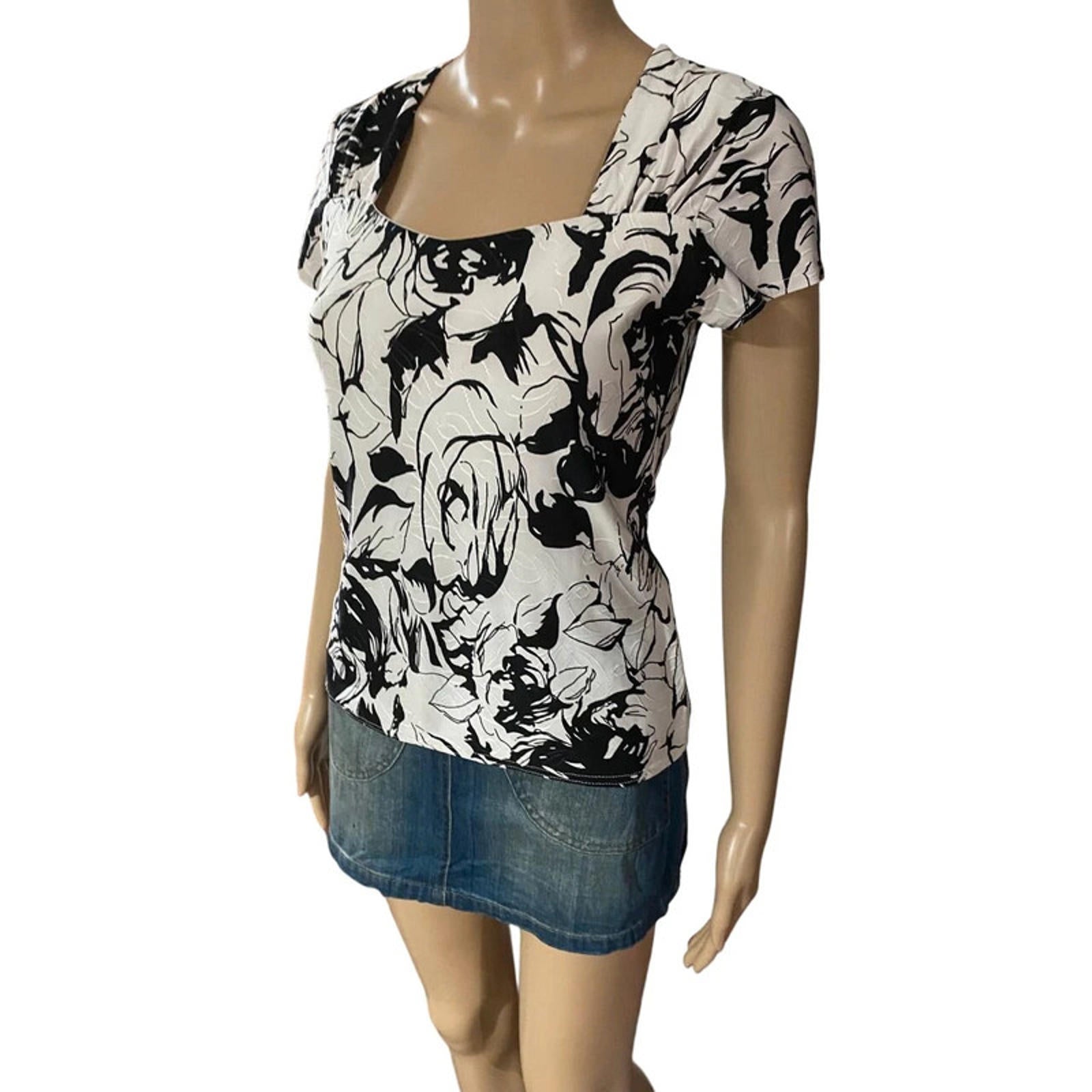 size medium text short sleeve vintage tshirt 2000s y2k black and white