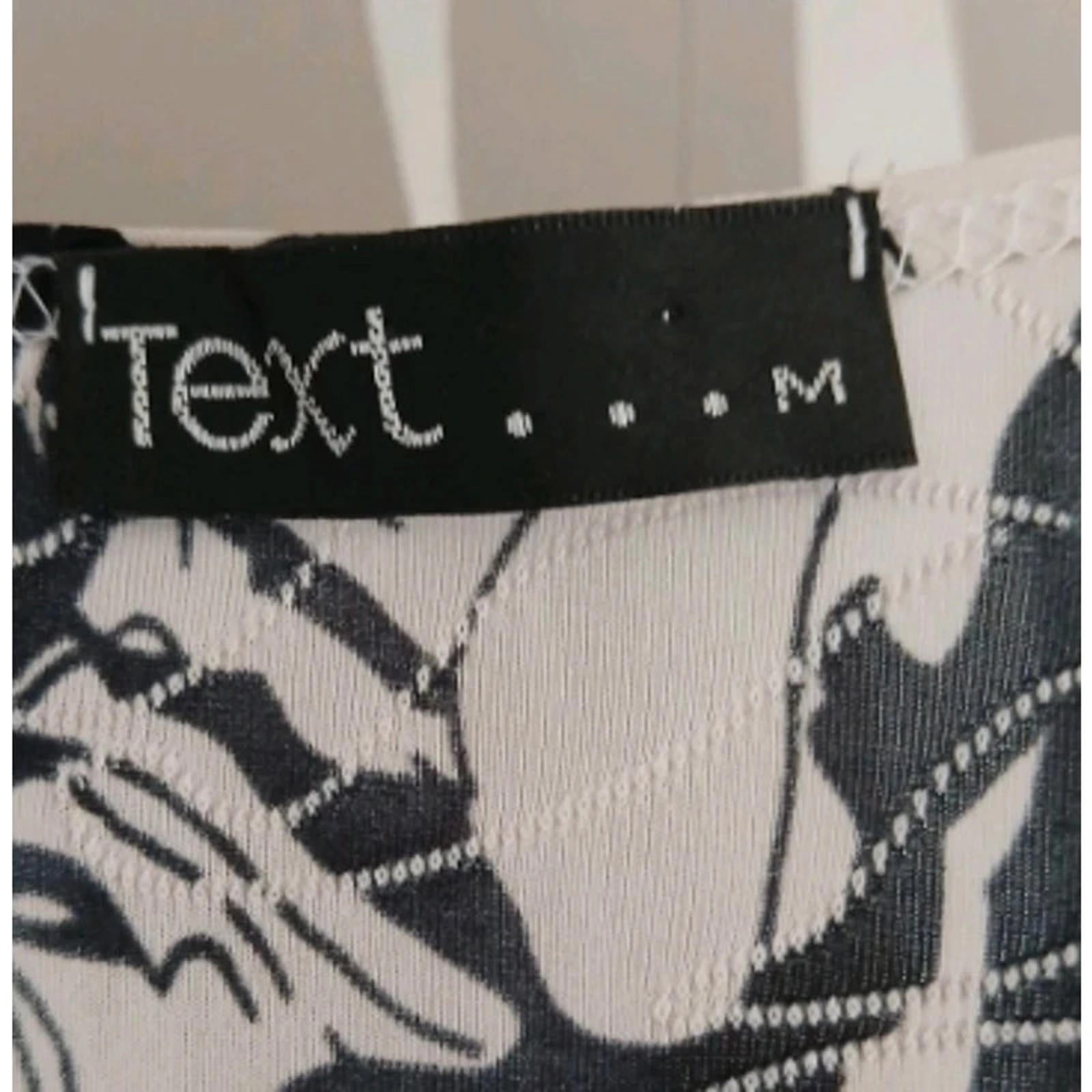 size medium text short sleeve vintage tshirt 2000s y2k black and white